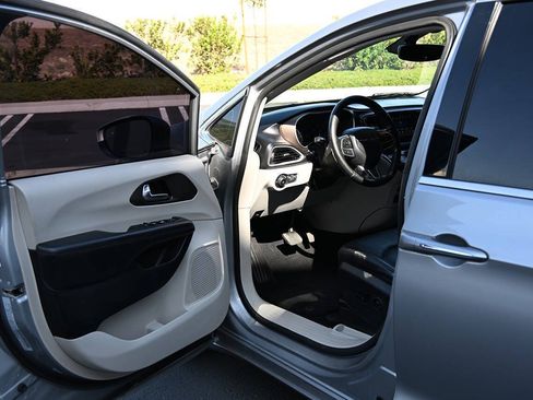 Used 2019 Chrysler Pacifica Touring-L FWD image 11