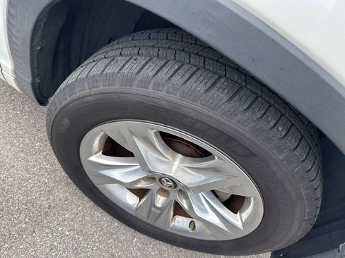 Used 2017 Toyota Highlander Limited FWD image 4