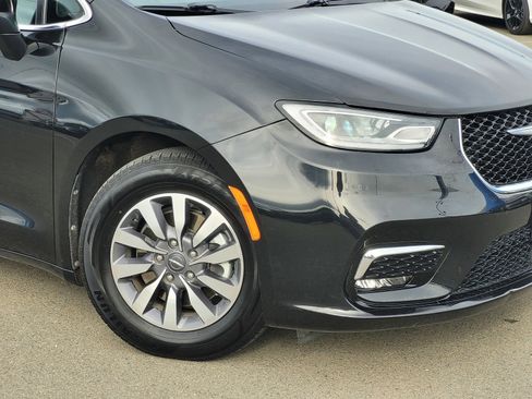 Used 2023 Chrysler Pacifica Touring-L image 3