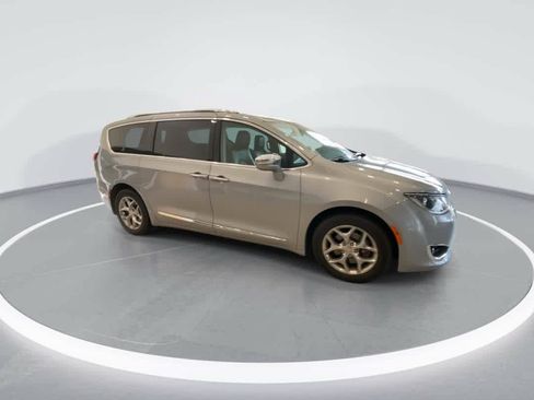 Used 2018 Chrysler Pacifica Limited FWD image 2