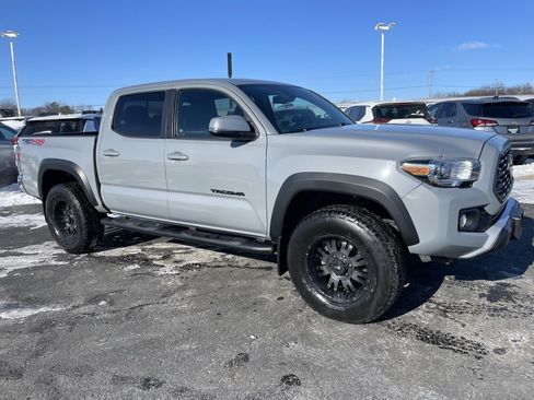 Used 2020 Toyota Tacoma TRD Off-Road image 2