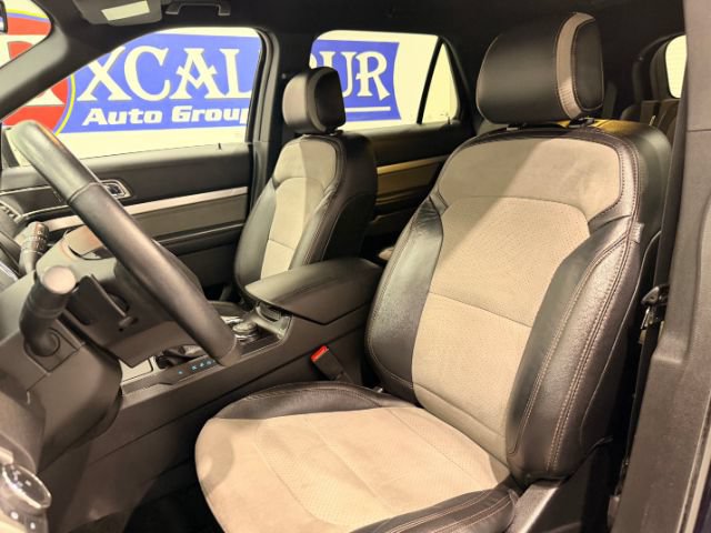 Used 2017 Ford Explorer XLT w/ Equipment Group 202A AWD/4WD image 21