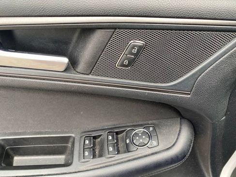 Used 2018 Ford Edge SE FWD image 16