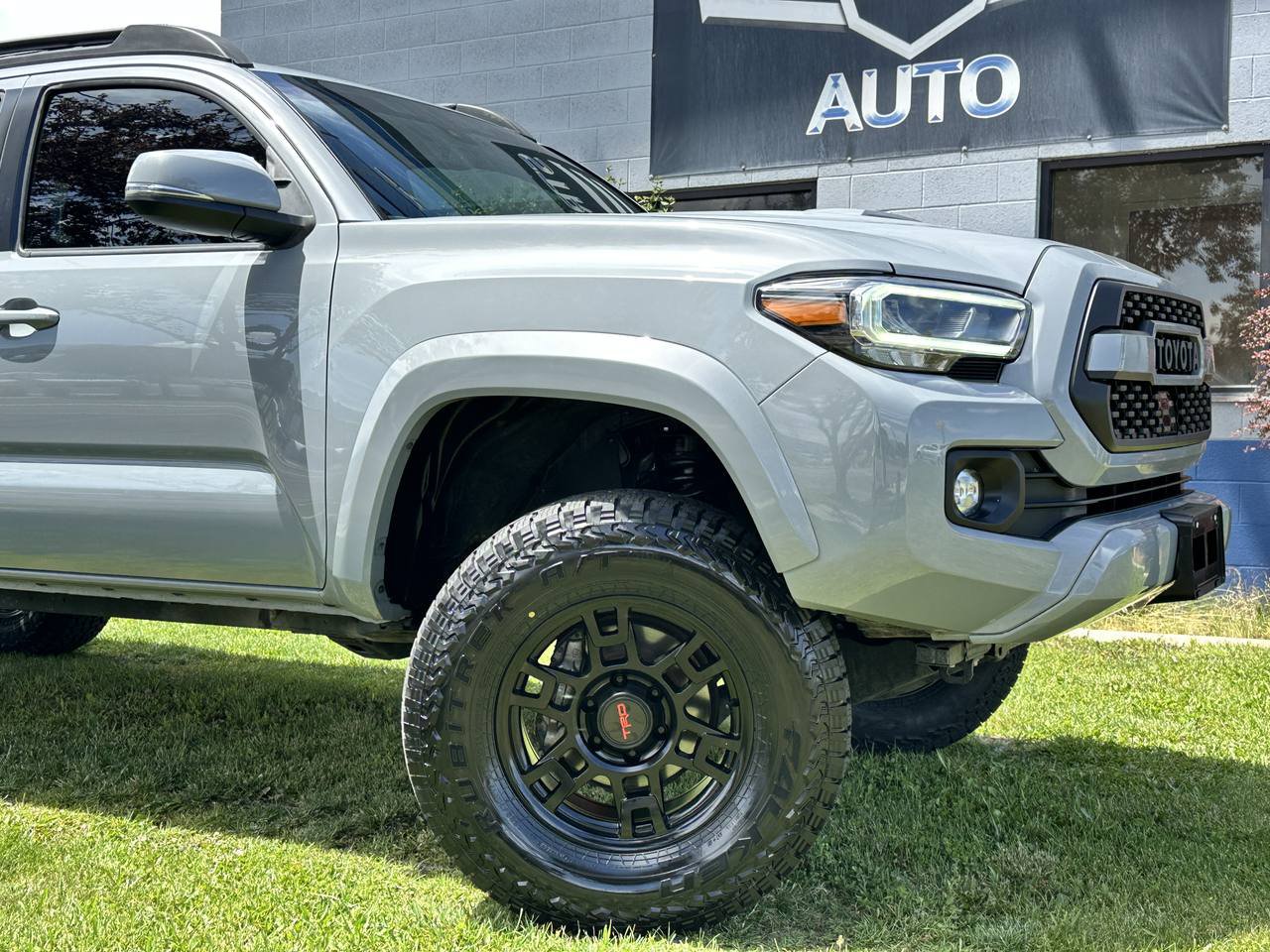 Used 2021 Toyota Tacoma TRD Sport w/ Technology Package AWD/4WD image 3