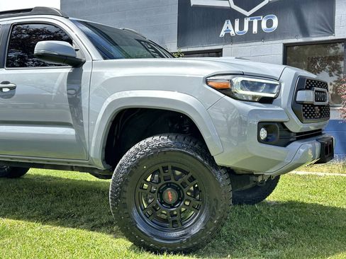 Used 2021 Toyota Tacoma TRD Sport w/ Technology Package AWD/4WD image 3