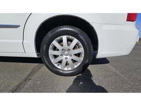 Used 2015 Chrysler Town & Country Touring image 36
