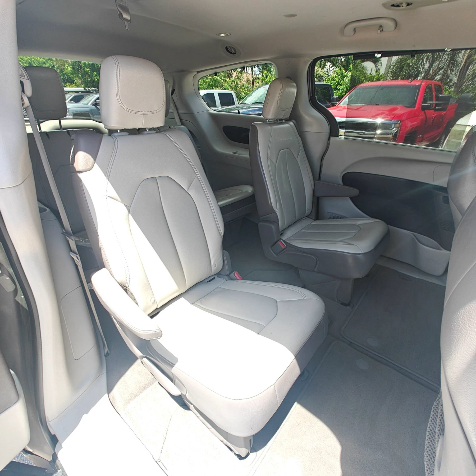 Used 2017 Chrysler Pacifica Touring-L FWD image 16