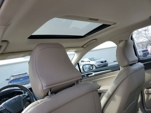 Used 2017 Ford Fusion SE w/ Fusion SE Technology Package image 11