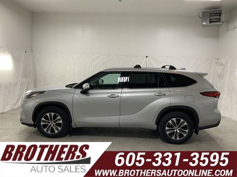 Used 2022 Toyota Highlander XLE image 1