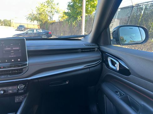 Used 2025 Jeep Compass Trailhawk image 34