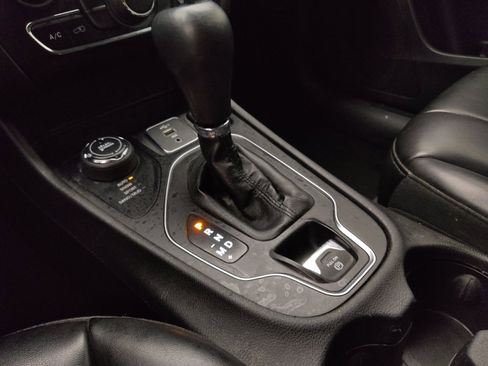 Used 2019 Jeep Cherokee Latitude Plus w/ Cold Weather Group AWD/4WD image 26