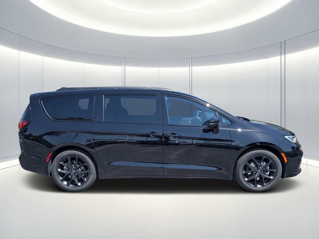 New 2026 Chrysler Pacifica Select w/ S Appearance Package FWD image 3