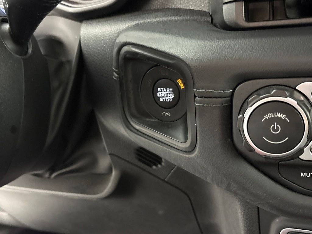 Used 2025 Jeep Wrangler Unlimited Rubicon w/ Convenience Group AWD/4WD image 30