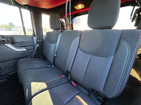 Used 2016 Jeep Wrangler Unlimited Sahara w/ Max Tow Package image 11