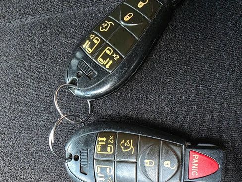 Used 2011 Chrysler Town & Country Touring image 23