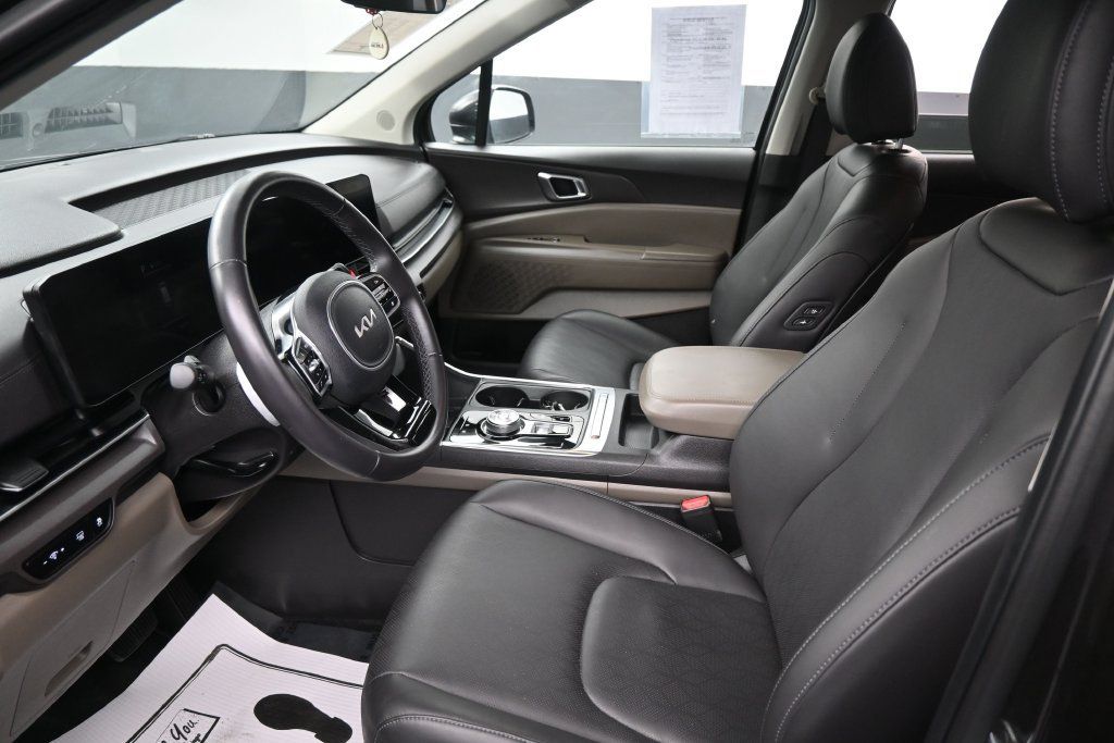 Used 2025 Kia Carnival EX FWD image 20