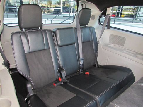 Used 2019 Dodge Grand Caravan SXT image 21