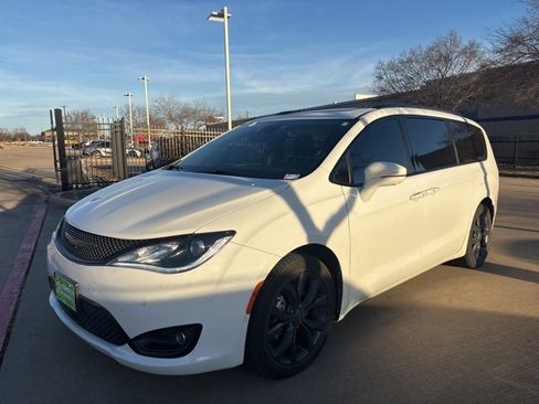 Used 2018 Chrysler Pacifica Limited w/ Advanced Safetytec Group image 1