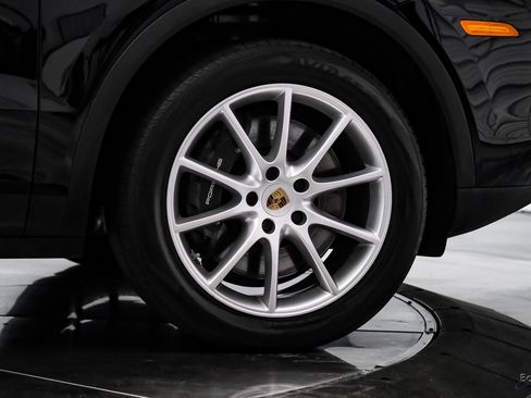 Used 2022 Porsche Cayenne w/ Premium Package image 61