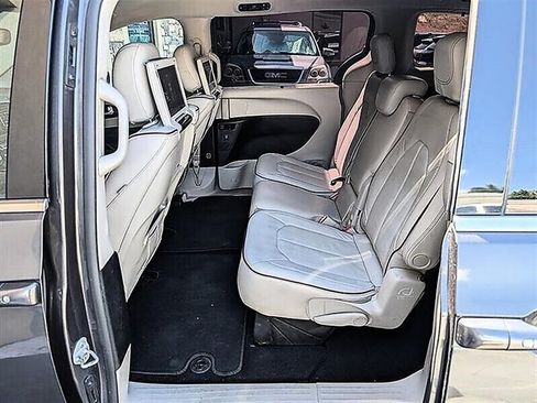Used 2017 Chrysler Pacifica Limited w/ UConnect Theater Package FWD image 24