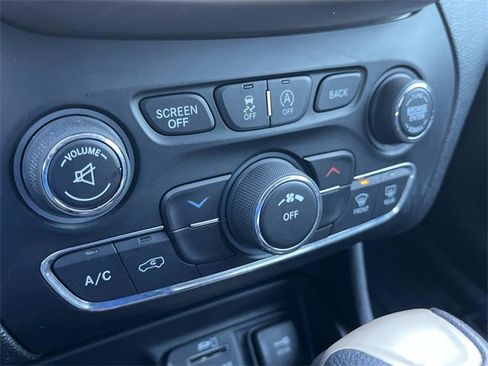 Used 2017 Jeep Cherokee Latitude w/ Safety/Convenience Group image 34