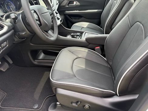 New 2027 Chrysler Pacifica Limited FWD image 10