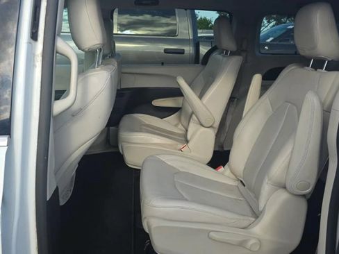 Used 2018 Chrysler Pacifica Touring-L FWD image 8