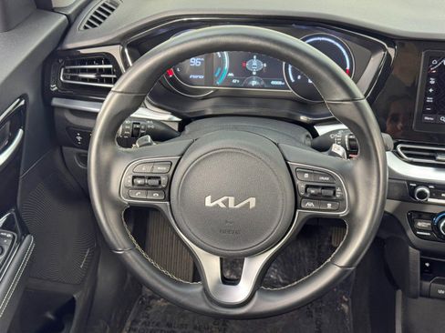Used 2022 Kia Niro EX image 18
