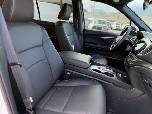 Used 2025 Honda Passport EX-L image 16