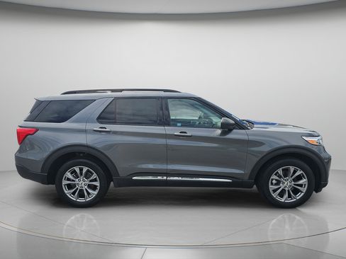 Used 2022 Ford Explorer XLT w/ Equipment Group 202A AWD/4WD image 2