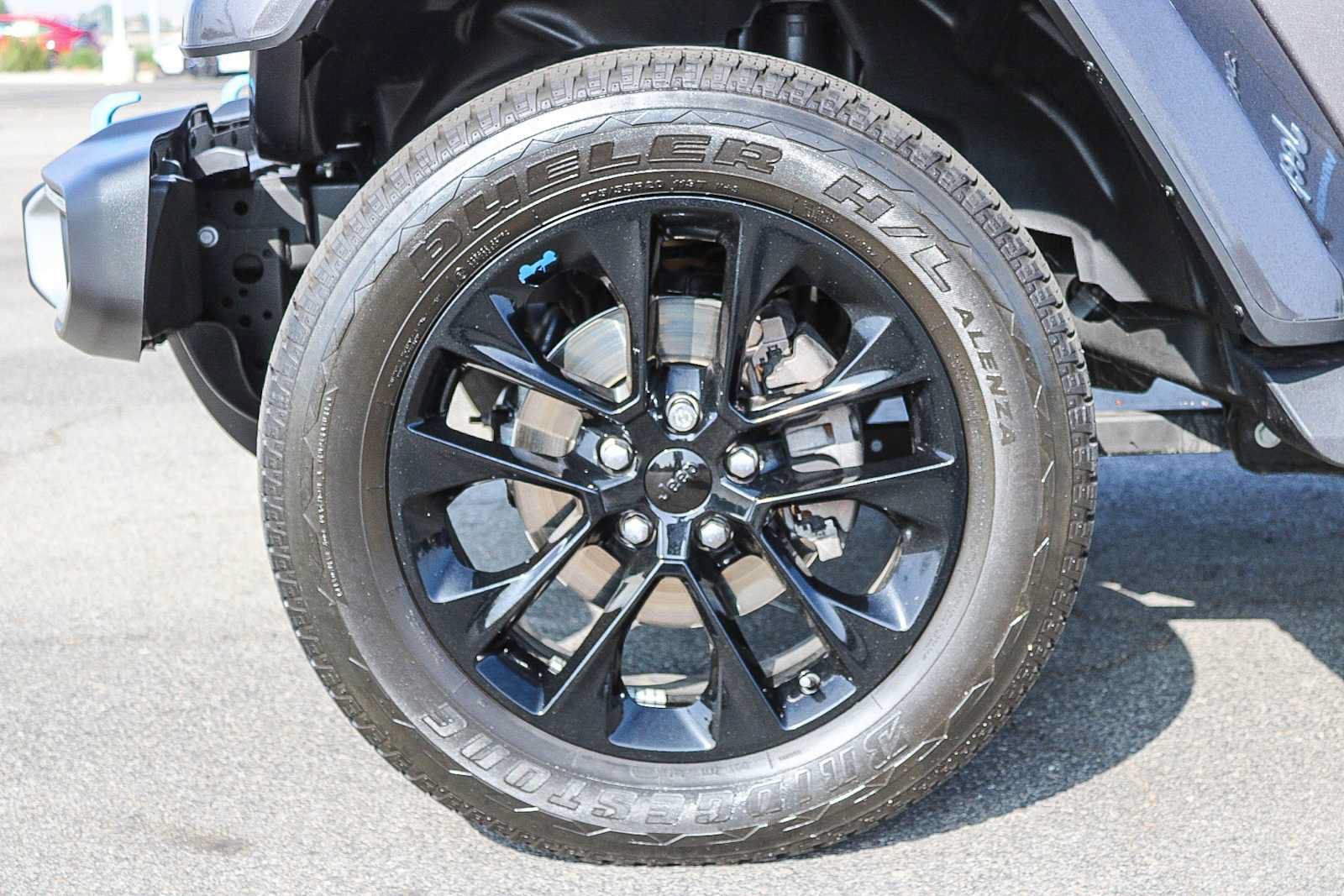 Used 2023 Jeep Wrangler Unlimited Sahara w/ Cold Weather Group AWD/4WD image 11