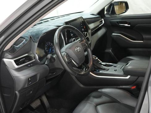 Used 2021 Toyota Highlander XLE image 14