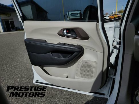 Used 2022 Chrysler Voyager LX FWD image 17