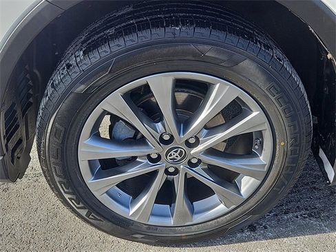 Used 2018 Toyota RAV4 Limited image 7