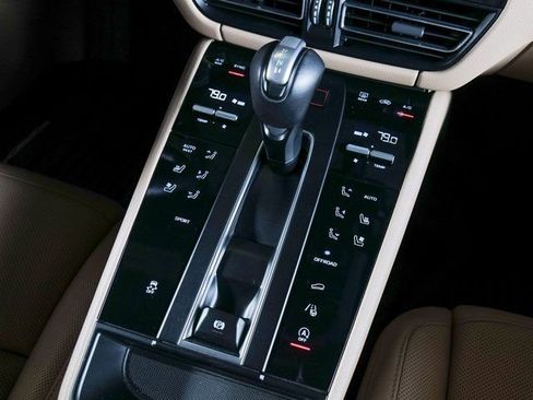 Certified 2023 Porsche Macan image 16