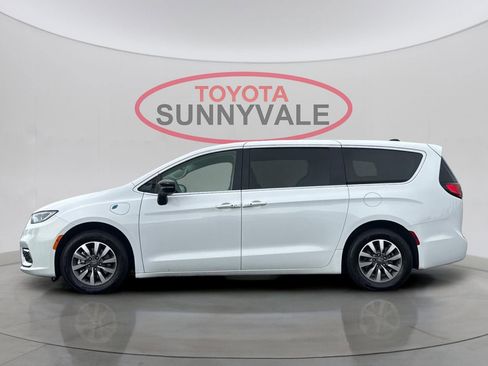 Used 2024 Chrysler Pacifica Select image 6