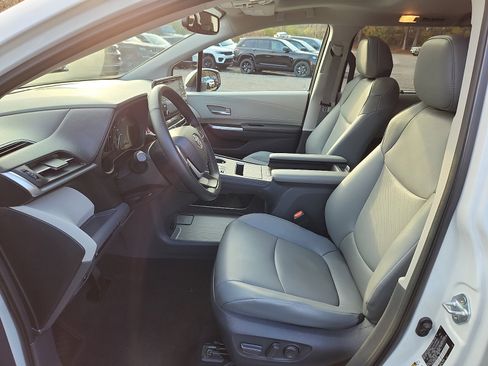 Used 2021 Toyota Sienna XLE image 18