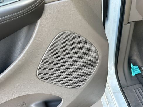Used 2012 Chrysler Town & Country Touring w/ Entertainment Group #1 FWD image 21