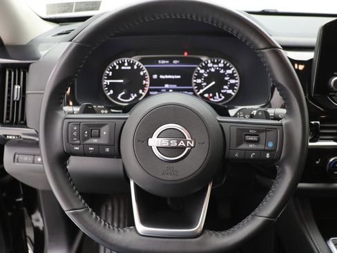 Used 2024 Nissan Pathfinder SV image 16