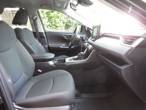 Certified 2021 Toyota RAV4 LE AWD/4WD image 18