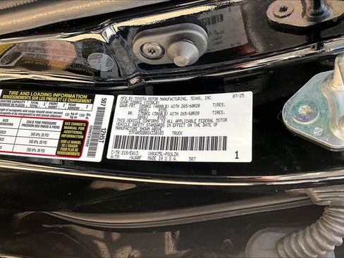 Used 2025 Toyota Tundra Limited AWD/4WD image 37