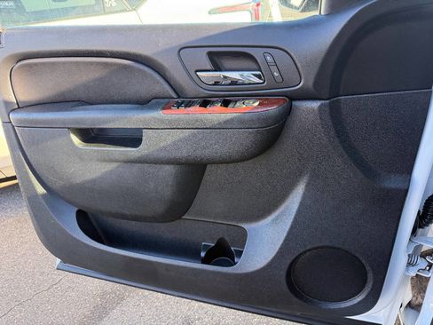 Used 2014 Chevrolet Suburban LT image 26