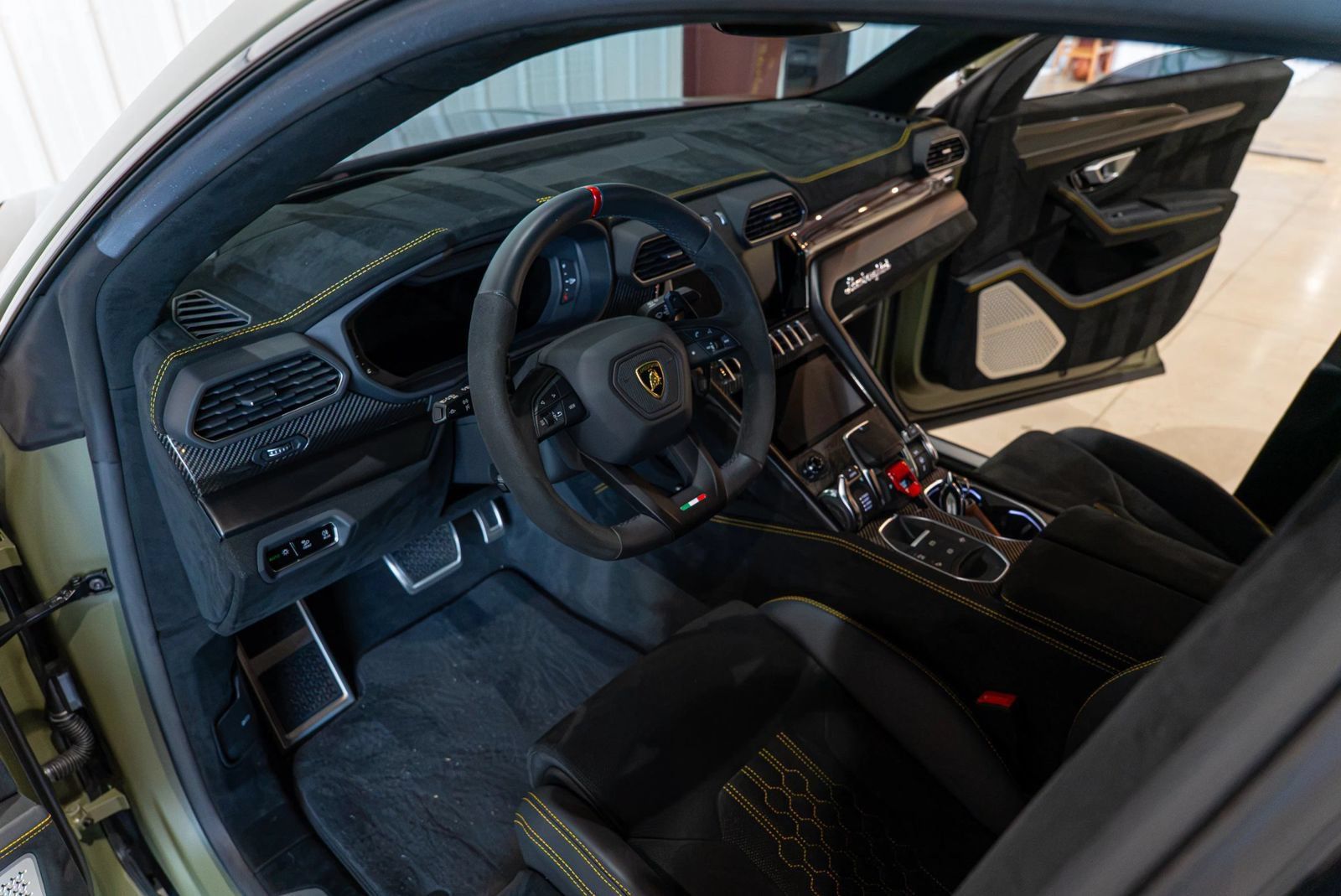 Used 2023 Lamborghini Urus Performante AWD/4WD image 36