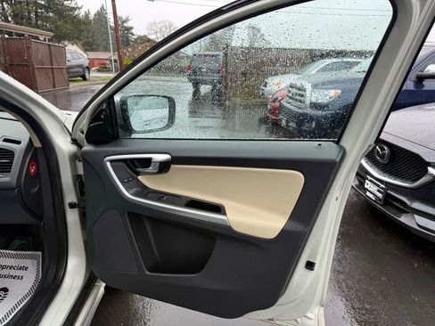 Used 2011 Volvo XC60 T6 R-Design w/ Convenience Pkg image 16