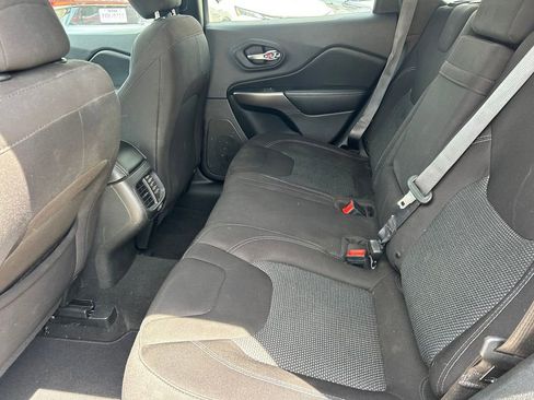 Used 2019 Jeep Cherokee Latitude w/ Popular Appearance Group FWD image 15