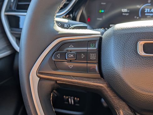 Used 2022 Jeep Grand Cherokee 4WD w/ Luxury Tech Group II image 28