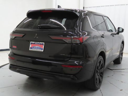 New 2026 Mitsubishi Outlander LE FWD image 3