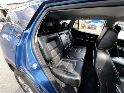 Used 2024 GMC Terrain SLT AWD/4WD image 16