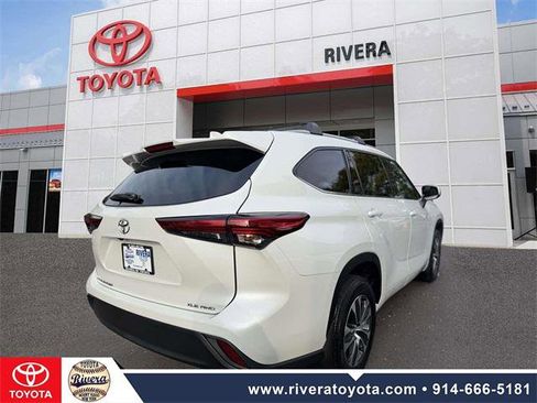 Certified 2022 Toyota Highlander XLE image 6