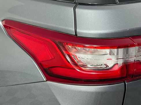 Used 2019 Chevrolet Traverse LT FWD image 35